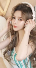 精选高颜值气质小脸女生小姐姐紧身背心搭配背带牛仔裤超美写真集