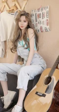 精选高颜值气质小脸女生小姐姐紧身背心搭配背带牛仔裤超美写真集