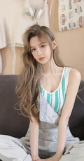 精选高颜值气质小脸女生小姐姐紧身背心搭配背带牛仔裤超美写真集
