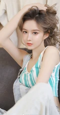 精选高颜值气质小脸女生小姐姐紧身背心搭配背带牛仔裤超美写真集