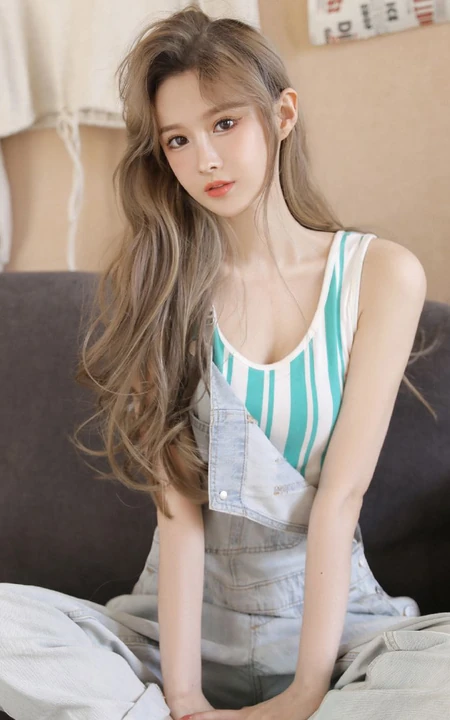 精选高颜值气质小脸女生小姐姐紧身背心搭配背带牛仔裤超美写真集
