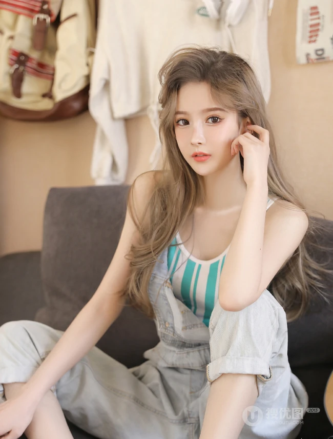 精选高颜值气质小脸女生小姐姐紧身背心搭配背带牛仔裤超美写真集