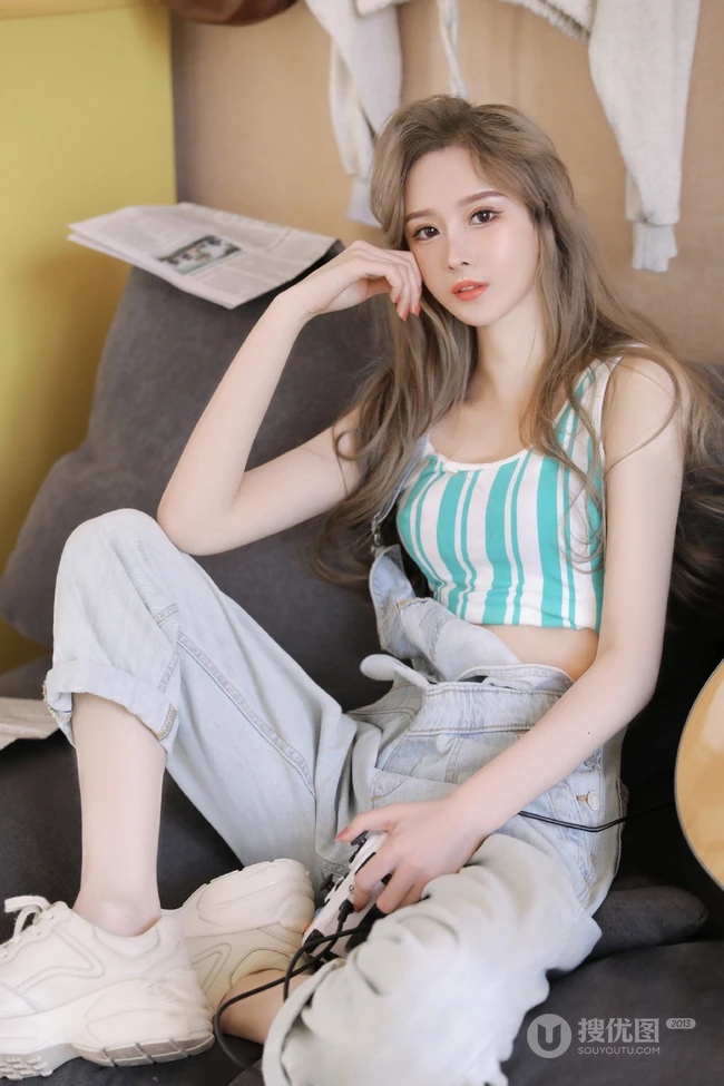 精选高颜值气质小脸女生小姐姐紧身背心搭配背带牛仔裤超美写真集