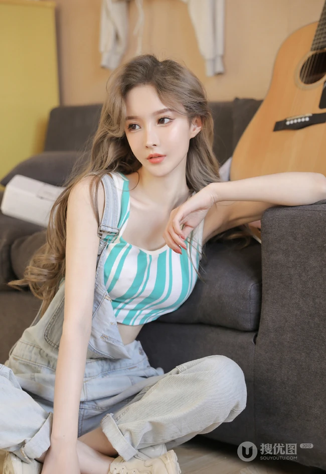 精选高颜值气质小脸女生小姐姐紧身背心搭配背带牛仔裤超美写真集