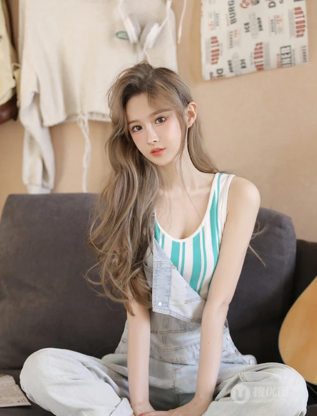 精选高颜值气质小脸女生小姐姐紧身背心搭配背带牛仔裤超美写真集
