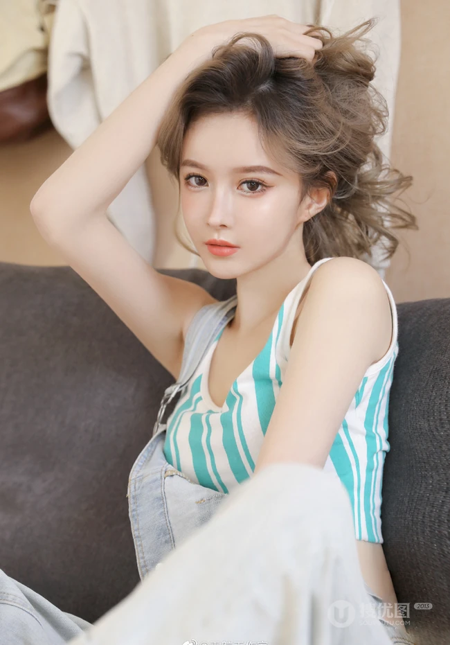 精选高颜值气质小脸女生小姐姐紧身背心搭配背带牛仔裤超美写真集