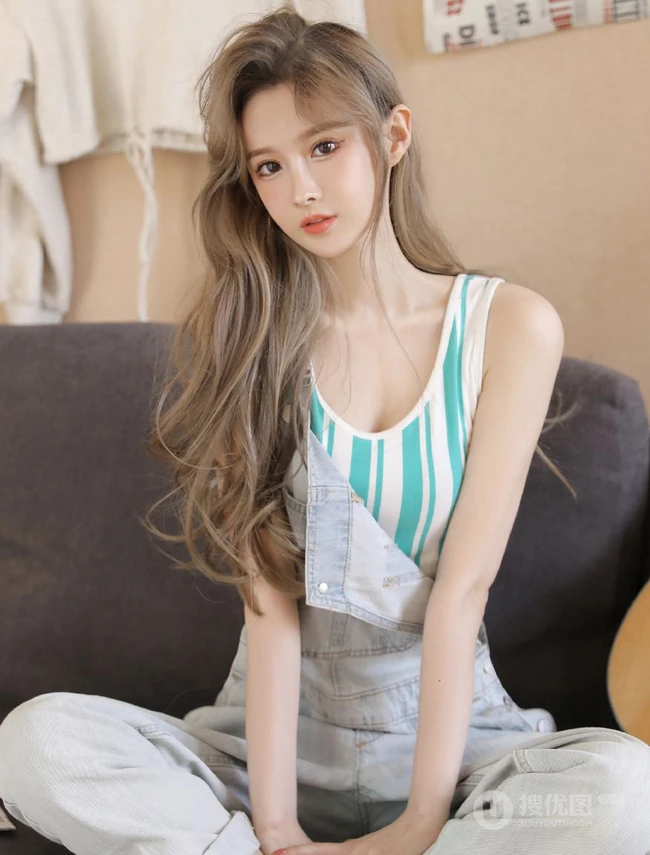 精选高颜值气质小脸女生小姐姐紧身背心搭配背带牛仔裤超美写真集