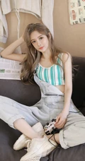 精选高颜值气质小脸女生小姐姐紧身背心搭配背带牛仔裤超美写真集