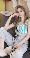 精选高颜值气质小脸女生小姐姐紧身背心搭配背带牛仔裤超美写真集