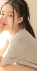 甜美俏皮可爱马尾辫少女休闲灰色T恤白短裤动人室内写真照