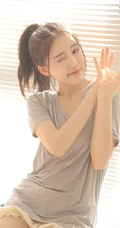 甜美俏皮可爱马尾辫少女休闲灰色T恤白短裤动人室内写真照