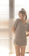 甜美俏皮可爱马尾辫少女休闲灰色T恤白短裤动人室内写真照