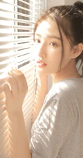 甜美俏皮可爱马尾辫少女休闲灰色T恤白短裤动人室内写真照