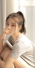 甜美俏皮可爱马尾辫少女休闲灰色T恤白短裤动人室内写真照