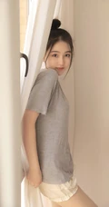 甜美俏皮可爱马尾辫少女休闲灰色T恤白短裤动人室内写真照