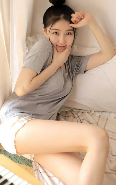 甜美俏皮可爱马尾辫少女休闲灰色T恤白短裤动人室内写真照