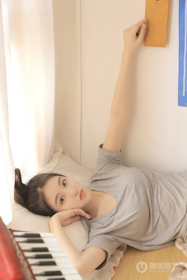 甜美俏皮可爱马尾辫少女休闲灰色T恤白短裤动人室内写真照