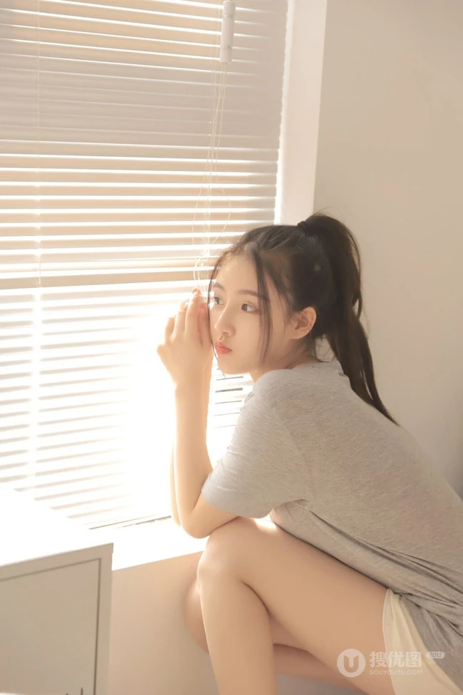 甜美俏皮可爱马尾辫少女休闲灰色T恤白短裤动人室内写真照