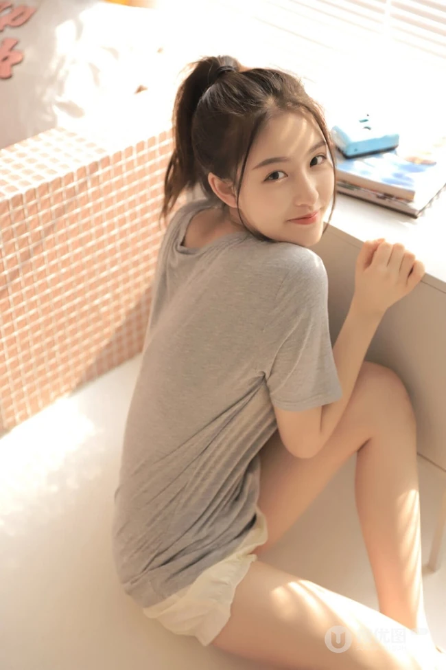 甜美俏皮可爱马尾辫少女休闲灰色T恤白短裤动人室内写真照