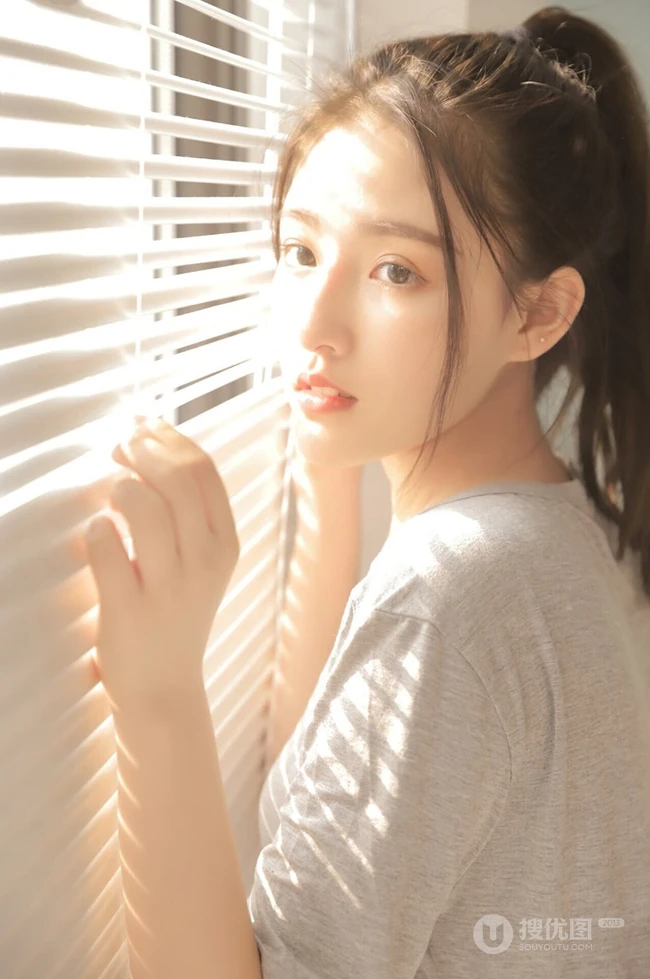 甜美俏皮可爱马尾辫少女休闲灰色T恤白短裤动人室内写真照