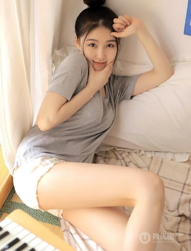 甜美俏皮可爱马尾辫少女休闲灰色T恤白短裤动人室内写真照