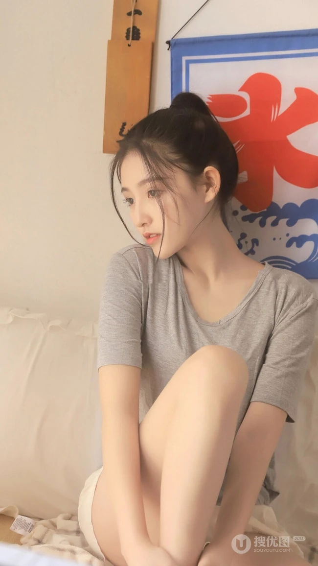 甜美俏皮可爱马尾辫少女休闲灰色T恤白短裤动人室内写真照