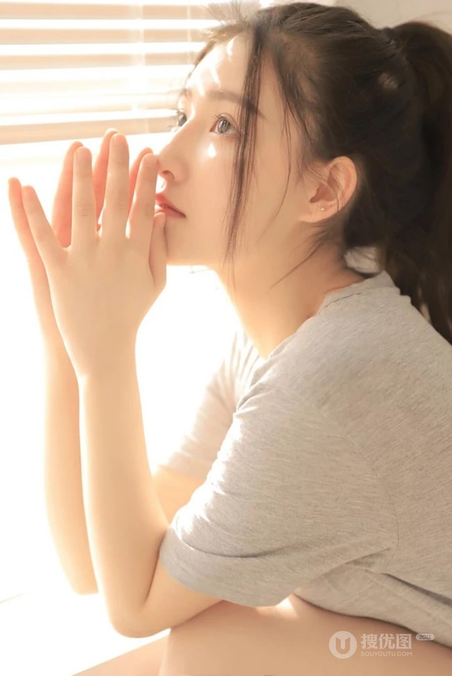 甜美俏皮可爱马尾辫少女休闲灰色T恤白短裤动人室内写真照