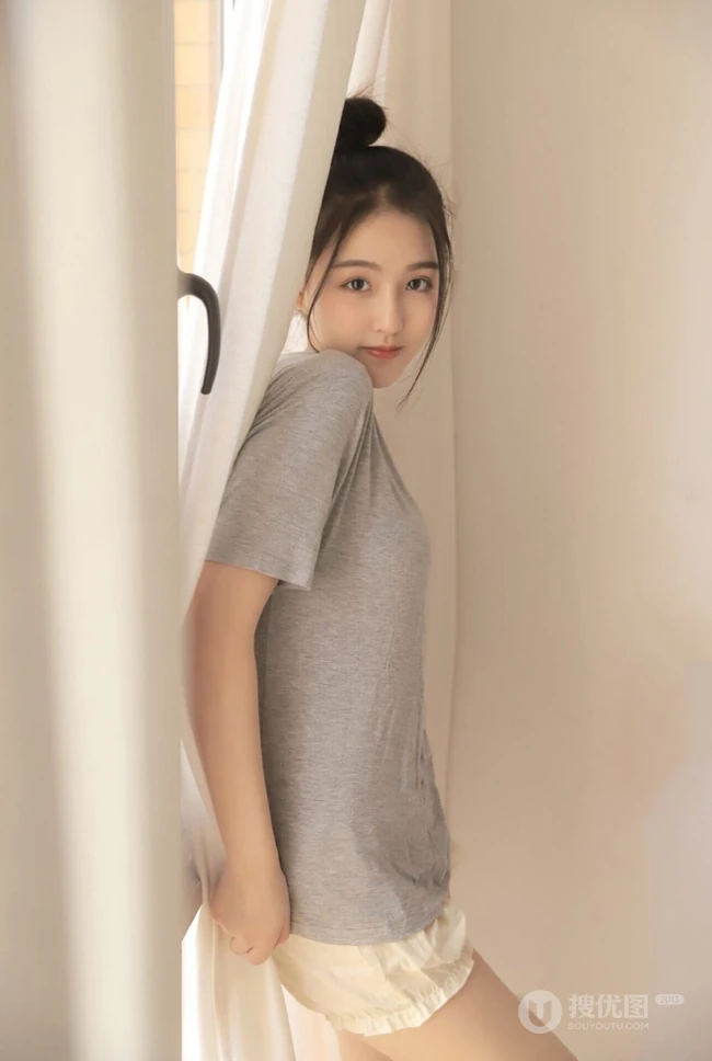 甜美俏皮可爱马尾辫少女休闲灰色T恤白短裤动人室内写真照
