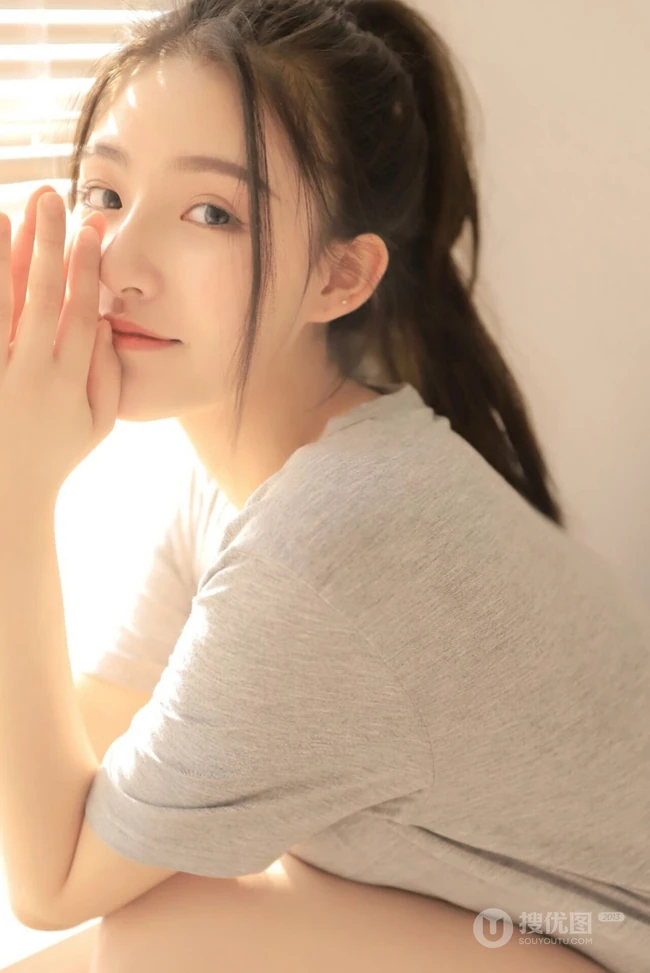 甜美俏皮可爱马尾辫少女休闲灰色T恤白短裤动人室内写真照