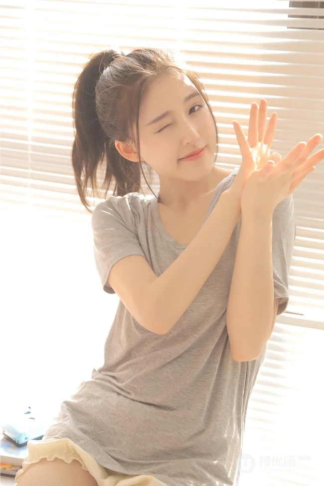 甜美俏皮可爱马尾辫少女休闲灰色T恤白短裤动人室内写真照