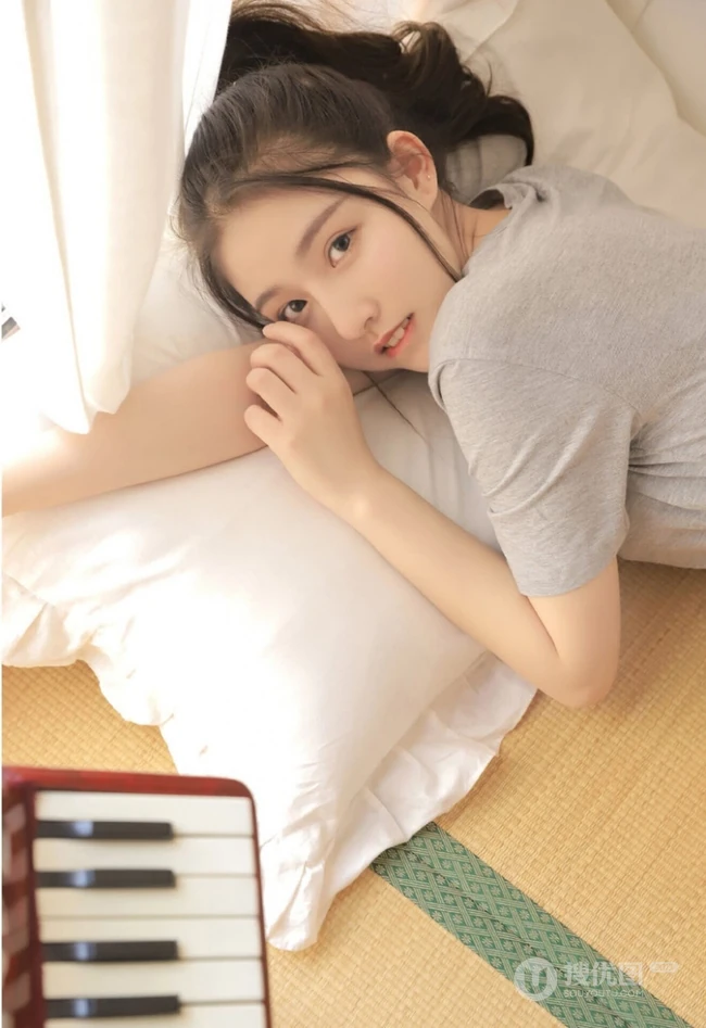 甜美俏皮可爱马尾辫少女休闲灰色T恤白短裤动人室内写真照