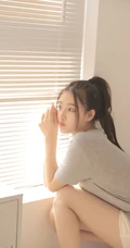 甜美俏皮可爱马尾辫少女休闲灰色T恤白短裤动人室内写真照