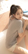 甜美俏皮可爱马尾辫少女休闲灰色T恤白短裤动人室内写真照