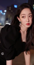 蒋梦婕化身气质轻熟，黑色连衣短裙着身，时尚动人有气质
