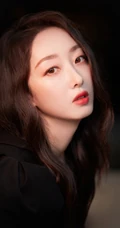 蒋梦婕化身气质轻熟，黑色连衣短裙着身，时尚动人有气质