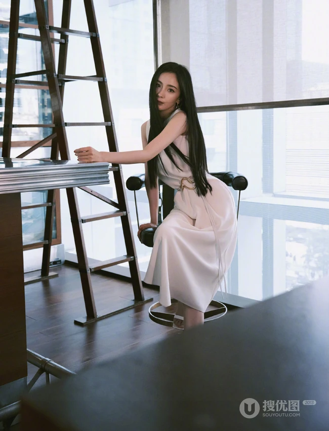 黑直长发温柔小姐姐杨幂时尚气质白裙着身现身酒吧写真美照