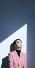 李沁温柔西装写真，翩若惊鸿影，享受秋日的阳光