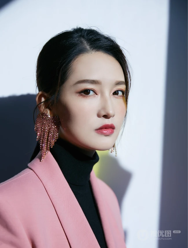 李沁温柔西装写真，翩若惊鸿影，享受秋日的阳光
