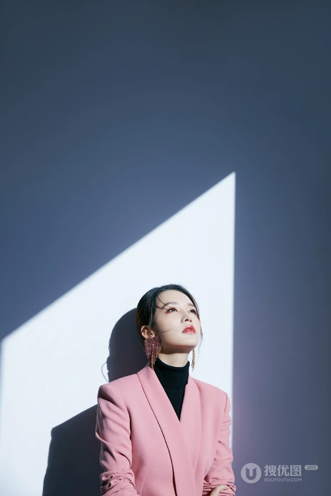 李沁温柔西装写真，翩若惊鸿影，享受秋日的阳光
