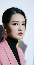 李沁温柔西装写真，翩若惊鸿影，享受秋日的阳光
