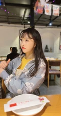 宣璐轻装上阵逛街吃饭阳光甜美休闲生活照