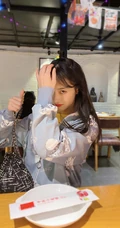 宣璐轻装上阵逛街吃饭阳光甜美休闲生活照
