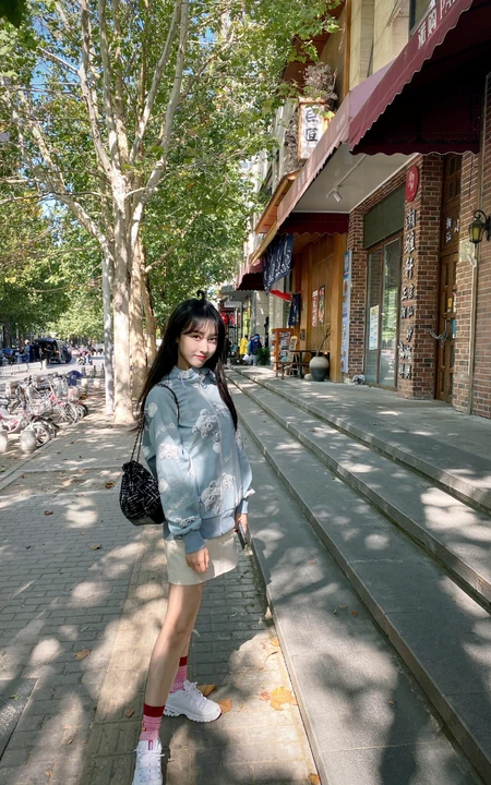 宣璐轻装上阵逛街吃饭阳光甜美休闲生活照