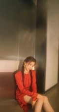 虞书欣甜美双麻花辫发型，搭配露线条感复古红裙气质俏皮写真