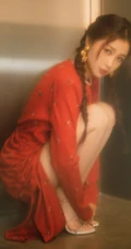 虞书欣甜美双麻花辫发型，搭配露线条感复古红裙气质俏皮写真