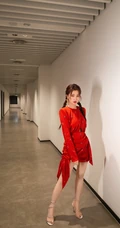 虞书欣甜美双麻花辫发型，搭配露线条感复古红裙气质俏皮写真