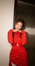 虞书欣甜美双麻花辫发型，搭配露线条感复古红裙气质俏皮写真