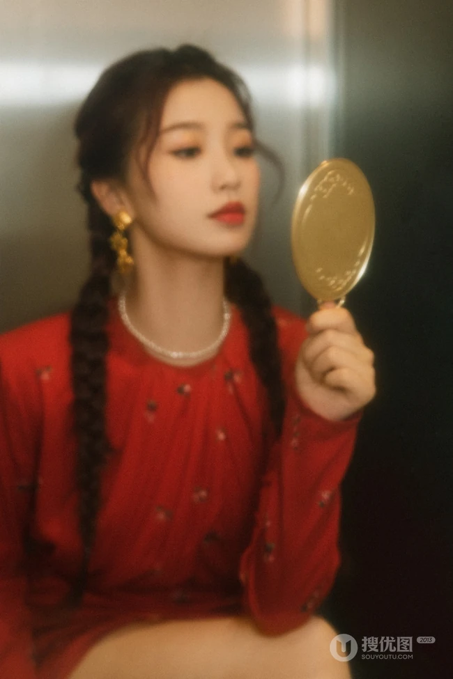 虞书欣甜美双麻花辫发型，搭配露线条感复古红裙气质俏皮写真