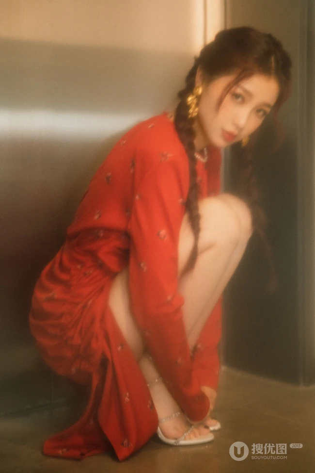 虞书欣甜美双麻花辫发型，搭配露线条感复古红裙气质俏皮写真