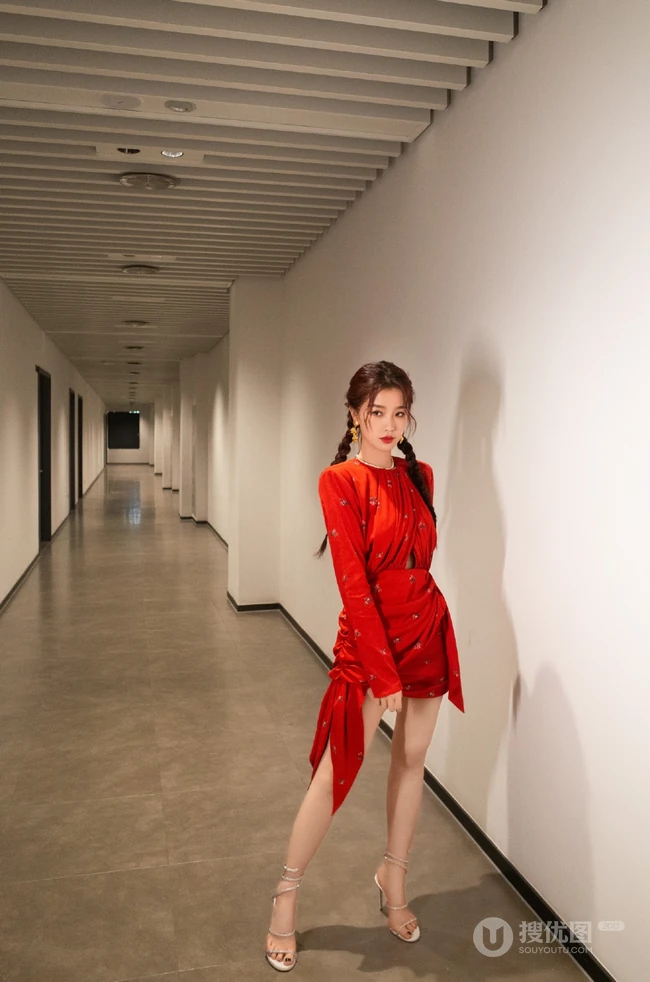 虞书欣甜美双麻花辫发型，搭配露线条感复古红裙气质俏皮写真